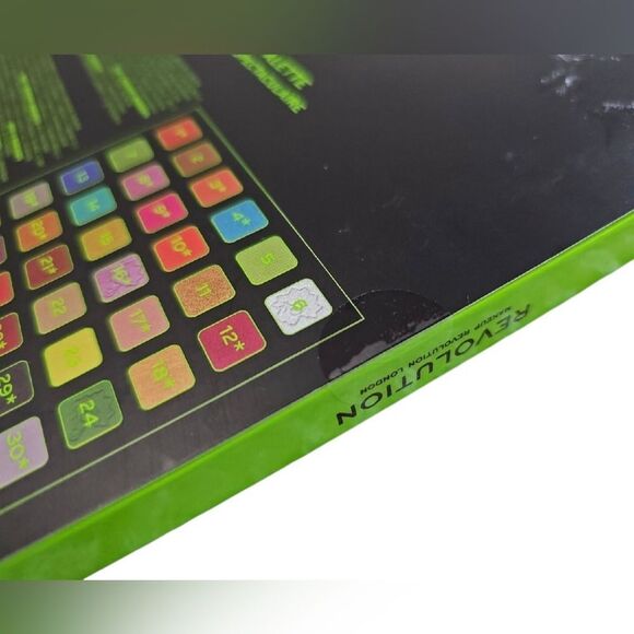 Revolution “The Simpsons Treehouse of Horror” Eyeshadow Palette - Picture 12 of 16